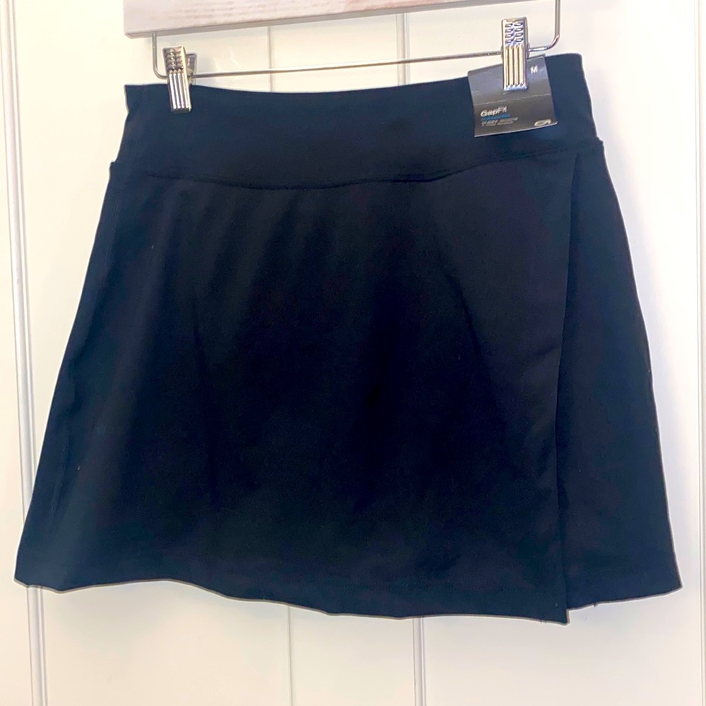 NWT GapFit power you dry wicking 4-way stretch culotte skort, size Medium!